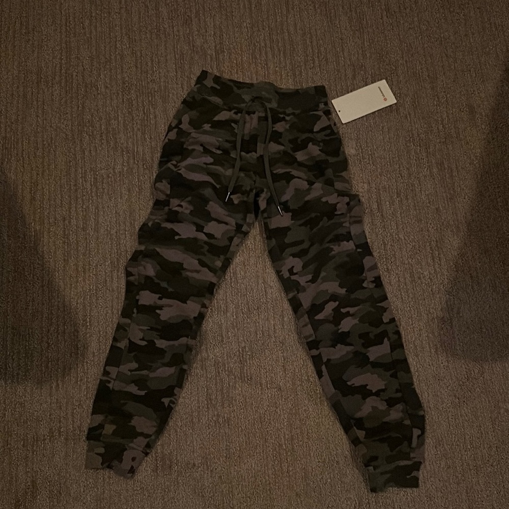 Lululemon Scuba Jogger Pants - NWT